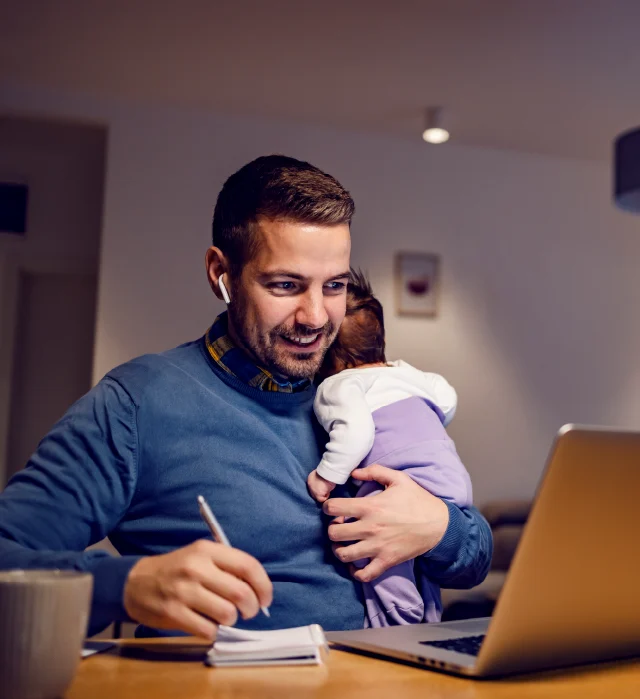 Immagine di un padre con neonato